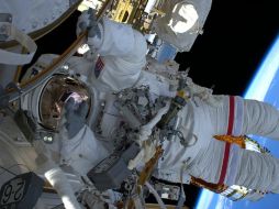 Los astronautas efectuaron conexiones eléctricas para tres de las seis nuevas baterías de iones de litio que alberga la EEI. TWITTER / @NASA