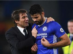 De acuerdo a la prensa inglesa, Costa (D) sabe que un club chino está dispuesto a pagarle más de 30 millones de dólares anuales. TWITTER / @ChelseaFC