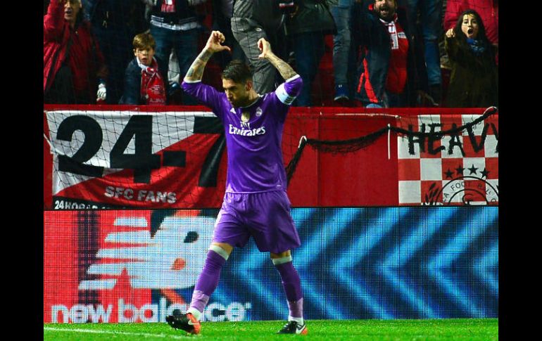 Ramos, nacido en la provincia de Sevilla, se disculpó por anotar gol; acto seguido respondió a aficionados que lo insultaron. AFP / C. Quicler