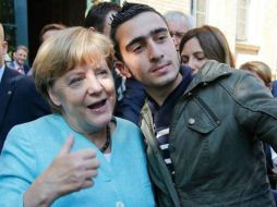 Anas Modamani se tomó la fotografía en septiembre de 2015 cuando Merkel visitó zonas de refugiados. FACEBOOK / Anas Modamani