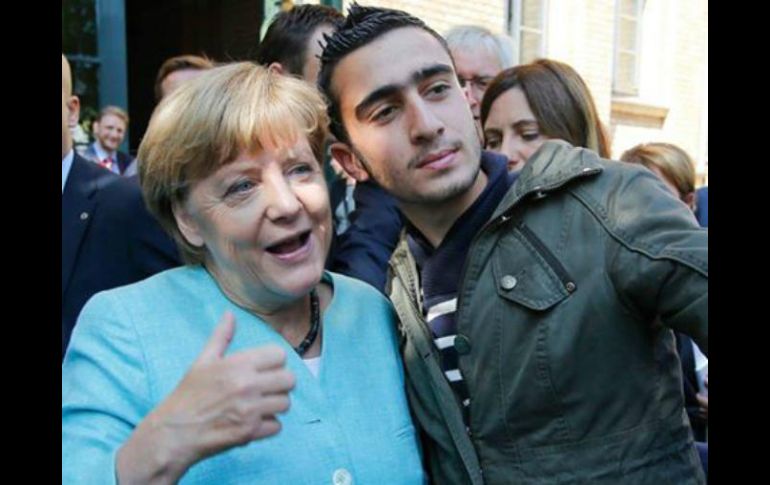 Anas Modamani se tomó la fotografía en septiembre de 2015 cuando Merkel visitó zonas de refugiados. FACEBOOK / Anas Modamani