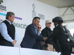 El mandatario de Nuevo León y el comandante de la Séptima Zona Militar, dieron la bienvenida al nuevo batallón de la Policía Militar. TWITTER / @comunicacionNL