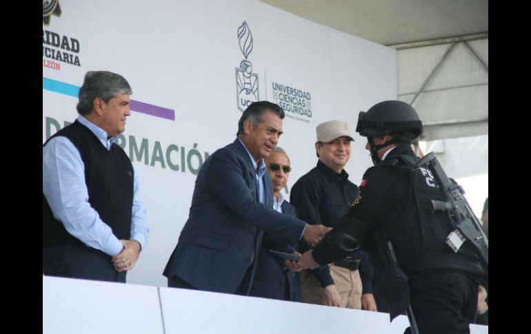 El mandatario de Nuevo León y el comandante de la Séptima Zona Militar, dieron la bienvenida al nuevo batallón de la Policía Militar. TWITTER / @comunicacionNL