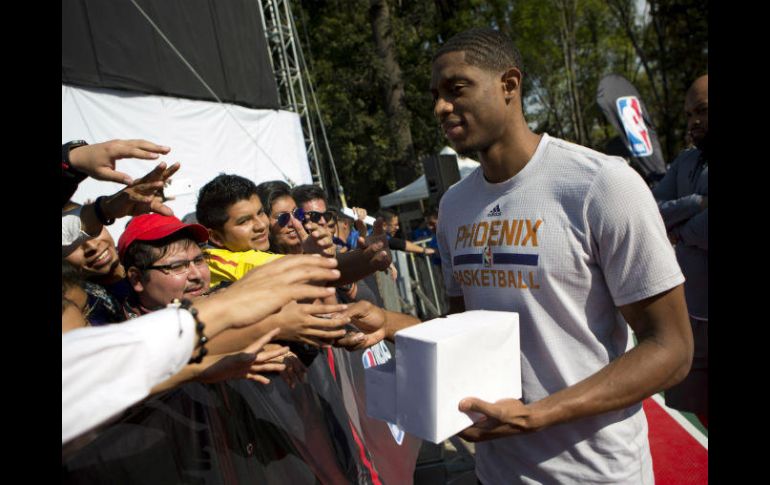Brandon Knight, de los Suns, saluda a los asistentes a la Fan Zone instalada en Chapultepec. AP / R. Blackwell