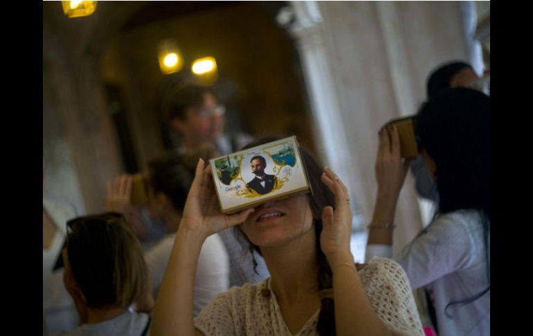 Una joven mujer usa los lentes de realidad virtual, creados por Google, para ver el documental de José Martí.  /