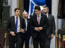 El republicano Paul Ryan (centro) camina hacia el lugar de votación. EFE / J. Lo Scalzo
