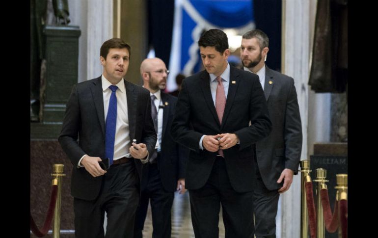 El republicano Paul Ryan (centro) camina hacia el lugar de votación. EFE / J. Lo Scalzo