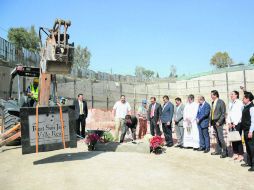 Los invitados pusieron la primera capa de cemento para colocar la primera piedra. ESPECIAL /