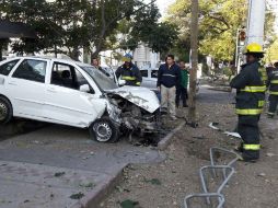 El conductor de automóvil blanco perdió el control del vehículo y terminó impactado contra un árbol. ESPECIAL / Protección Civil y Bomberos Guadalajara