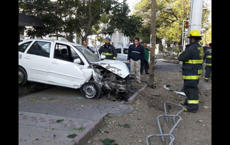 El conductor de automóvil blanco perdió el control del vehículo y terminó impactado contra un árbol. ESPECIAL / Protección Civil y Bomberos Guadalajara