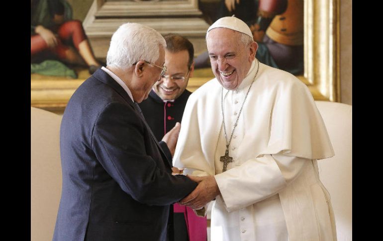 El Papa Francisco saluda al presidente de la Autoridad Nacional Palestina, Mahmud Abbas. EFE / G. Lami