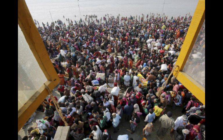 Medios afirman que el barco estaba sobrecargado de gente cuando se dirigía a una fiesta, organizada todos los años por el gobierno. EFE / W. Bengal