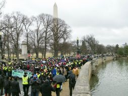 Participantes marchan desde la Iglesia Metropolitana AME de la capital, hasta las inmediaciones de la Casa Blanca. AP / C. Owen