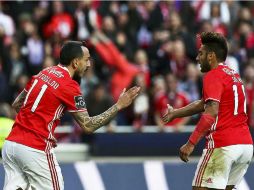 Mitroglou (I) y Savio (D) celebran el primer gol del Benfica. EFE / M. A. Lopes
