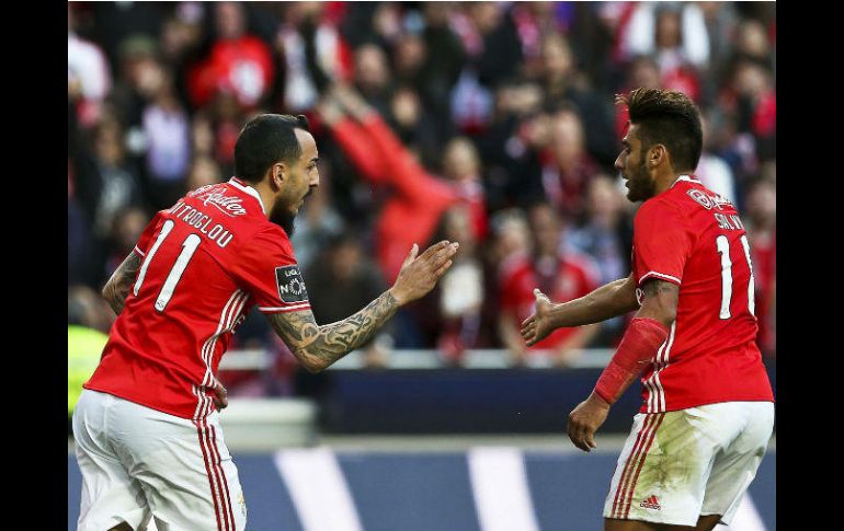 Mitroglou (I) y Savio (D) celebran el primer gol del Benfica. EFE / M. A. Lopes
