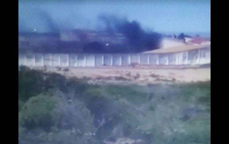 Una columna de humo gris sobresalía esta tarde de la cárcel, que está a unos 25 km de Natal y está rodeada de dunas de arena. AFP / ESPECIAL