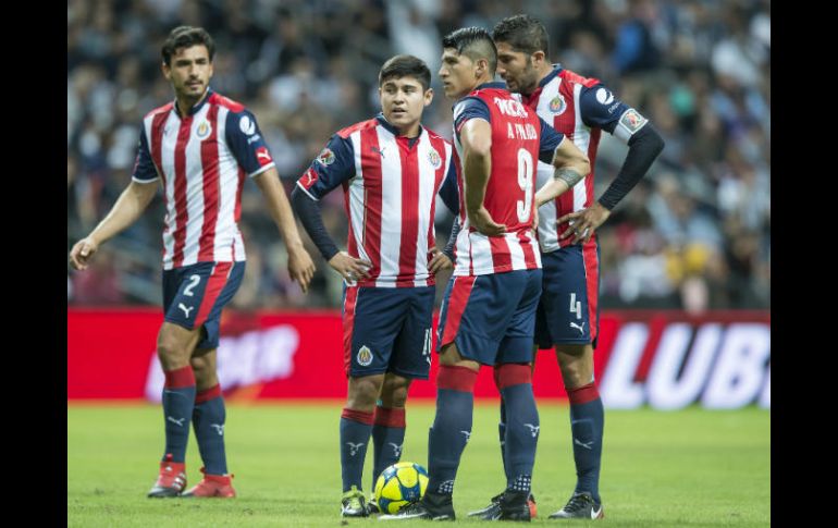 Las Chivas terminaron el partido con nueve jugadores. MEXSPORT / J. Díaz