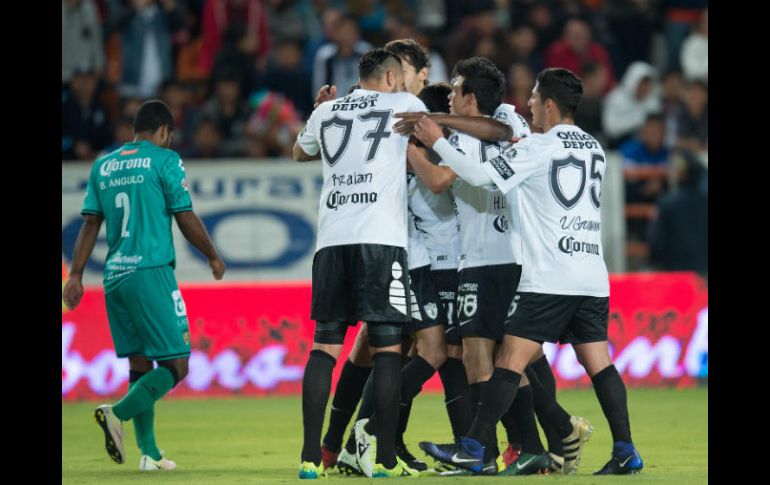 Jugadores del Pachuca celebran el gol de la victoria. MEXSPORT / J. Ramírez
