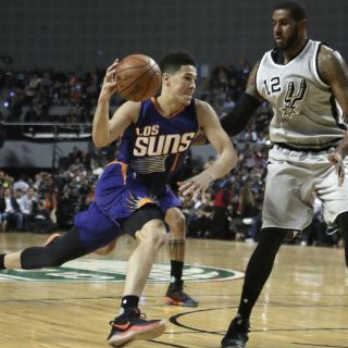 Con magia de Booker, Suns vence a Spurs en México