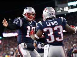 Tom Brady (I) y Dion Lewis (D) celebran un touchdown durante el partido. AFP / J. Rogash