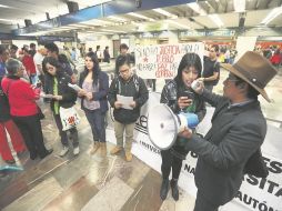 Estudiantes de la Facultad de Derecho de la UNAM tomaron la estación del Metro en Bellas Artes y permitieron el paso libre. SUN /