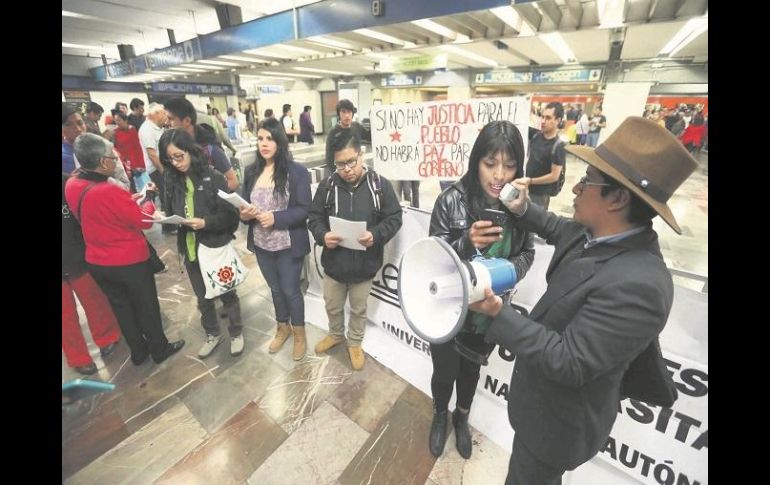Estudiantes de la Facultad de Derecho de la UNAM tomaron la estación del Metro en Bellas Artes y permitieron el paso libre. SUN /