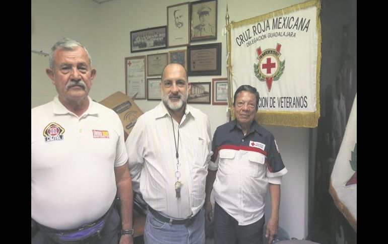 Luis Mora, jefe de voluntarios de la Cruz Roja , posa con Margarito Jiménez (i) y Faustino Ventura (d), quienes apoyan en el organismo. EL INFORMADOR / G. Gallo