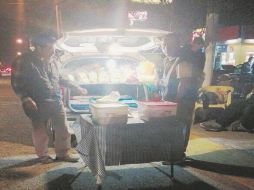 La nueva modalidad del comercio informal es ofrecer diversos productos desde un vehículo para evitar sanciones. ESPECIAL /