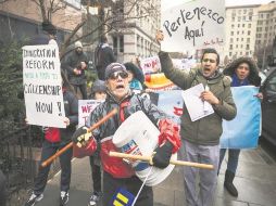 Miembros de la organización pro latino y de apoyo a migrantes CASA, marcharon lanzando varias consignas. EFE /