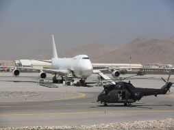 Las autoridades de seguridad evacuaron el aeropuerto de Kuwait y registraron el aeroplano. AP / ARCHIVO
