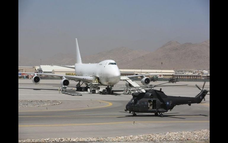 Las autoridades de seguridad evacuaron el aeropuerto de Kuwait y registraron el aeroplano. AP / ARCHIVO