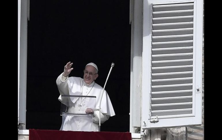 Asomado a la ventana del palacio pontificio, Francisco oró por la unión de los pueblos y el respeto mutuo. AFP / T. Fabi
