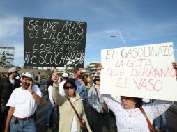 Participantes agitan banderas de México y levantaron carteles en contra de la situación económica del país. EL INFORMADOR / R. Tamayo