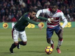 Berenguer (I) del Osasuna disputa un balón con Boga (D), del Granada. EFE / P. Torres