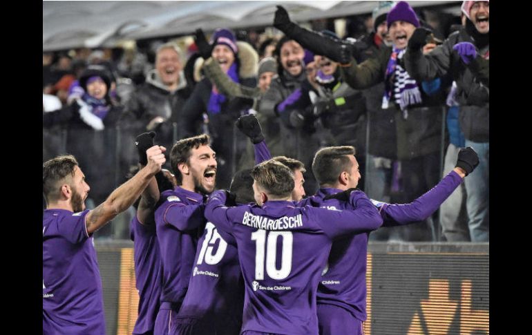 Los jugadores de la Fiorentina celebran el segundo tanto de la noche. EFE / M. Degl'Innocenti