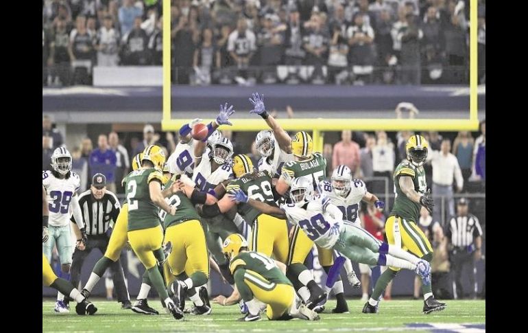 Mason Crosby patea el ovoide que terminaría entre los postes después de un intento de 51 yardas que le dio a los Packers su pase. AFP / R. Martínez