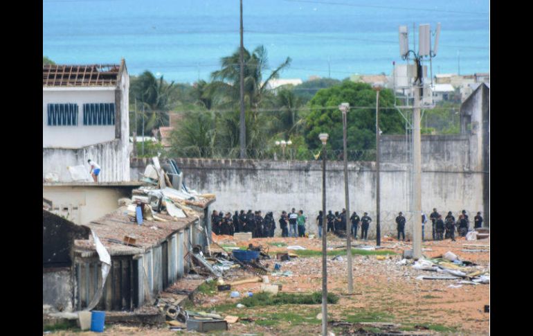 La Policía Militarizada ingresó ayer a la prisión para poner fin a los cruentos enfrentamientos que dejaron 26 muertos. EFE / N. Douglas