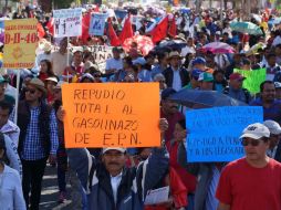Grupos magisteriales y de campesinos se unieron en la marcha contra el manejo de la política energética de Enrique Peña Nieto. SUN / E. Hernández