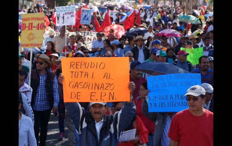 Grupos magisteriales y de campesinos se unieron en la marcha contra el manejo de la política energética de Enrique Peña Nieto. SUN / E. Hernández