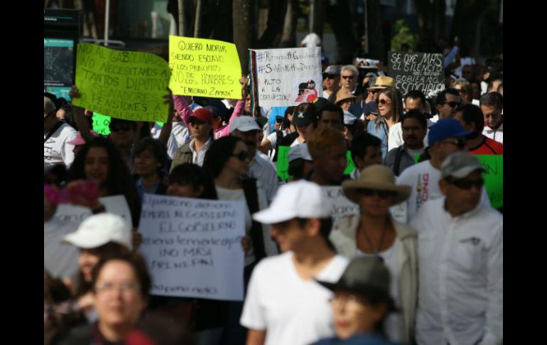 Este domingo, miles de tapatíos volvieron a las calles para manifestar su inconformidad ante el alza del combustible. EL INFORMADOR / R. Tamayo