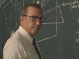 Su personaje es un miembro de la NASA encargado de orquestar la misión que llevó al primer estadounidense al espacio. TWITTER / @modernwest