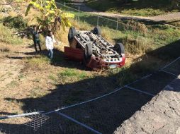 Vehículo volcó la mañana de este lunes en Prolongación Abasolo en su cruce con Pedro Parra Centeno. ESPECIAL /