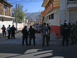 En Amate Amarrillo, en Chilapa, fueron descubiertos los cuerpos de dos hombres con impactos de bala. EFE / J. Luis