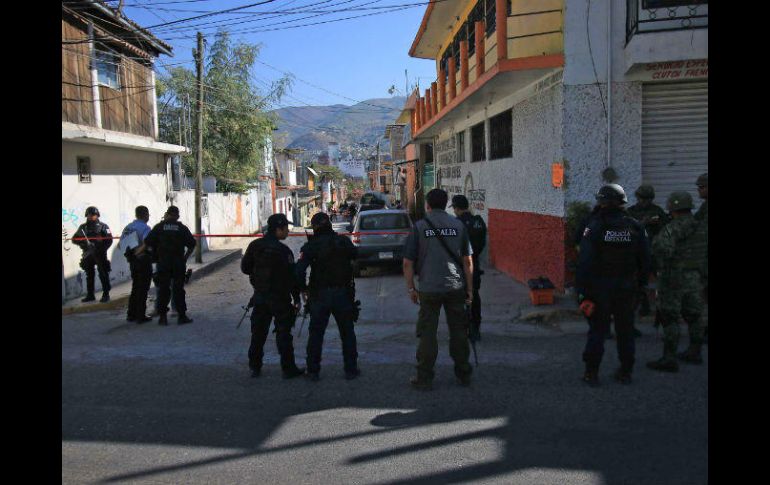 En Amate Amarrillo, en Chilapa, fueron descubiertos los cuerpos de dos hombres con impactos de bala. EFE / J. Luis