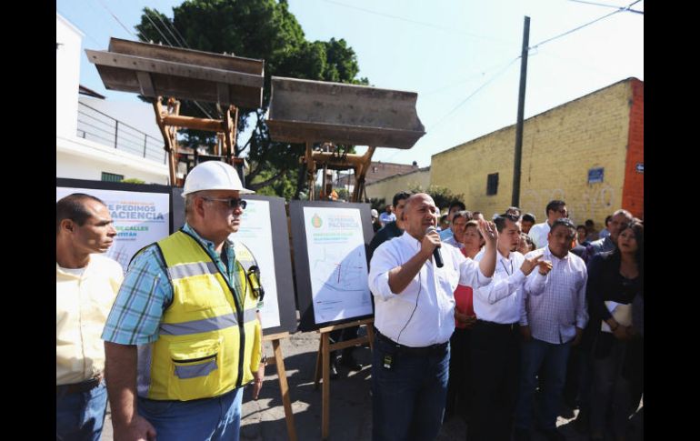 Alfaro señala que arreglarán calles, banquetas, el circuito vial con el dinero designado de dicho plan. ESPECIAL / Gobierno de Guadalajara