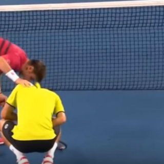 Wawrinka lanza pelotazo directo a entrepierna de su rival