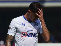 Peñalba recibió una tarjeta roja luego de cometer una falta sobre el volante felino Bryan Rabello. AFP / ARCHIVO