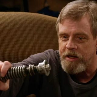 Mark Hamill se reúne con su viejo sable de luz