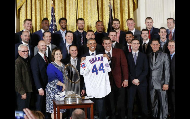 Los Cachorros le obsequiaron a Obama una camiseta de béisbol con el número 44. AP / P. Monsivais