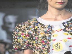 Las prendas permiten el acceso a dosis de alta costura y técnicas artesanales ligadas a los bordados e integración de metales. ESPECIAL /